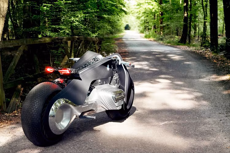 Theo hãng BMW Motorrad, Vision Next 100 có đủ hệ thống an toàn nên người lái không cần đến những bộ đồ bảo vệ. Thay vào đó, hãng BMW đã thiết kế một bộ đồ đặc biệt, có khả năng sưởi ấm hoặc làm mát cho cơ thể người lái và cũng an toàn hơn.