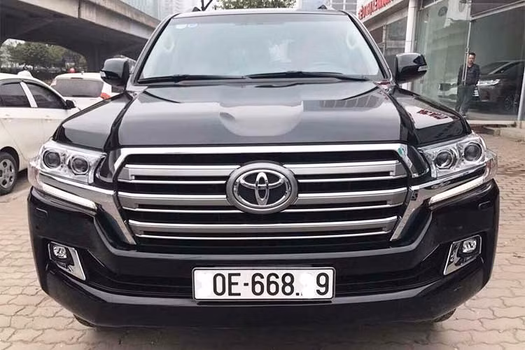 Trên mẫu SUV cỡ lớn nhà Toyota, phần đầu xe được thay đổi lưới tản nhiệt hình lục giác với 3 thanh ngang mạ crôm liên kết với cụm đèn pha LED, phía trên nắp ca-pô được tạo những đường gân dập nổi, đèn hậu thiết kế với kiểu dáng nằm ngang, đèn định vị được đưa lên cao với phần cản sau thiết kế thể thao hơn.