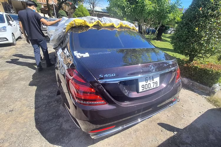 Một số người dân có mặt tại hiện trường cho biết - nữ tài xế đang cầm lái Mercedes-Benz S450 trên đường thì bất ngờ bị mất kiểm soát, sau đó chiếc xe Mercedes-Benz S450 này lao vào một nhà dân tại đây. Cú va chạm mạnh khiến cho 1 mái hiên, phòng khách và nhiều tài sản khác của ngôi nhà này đổ sập, hư hỏng nghiêm trọng.