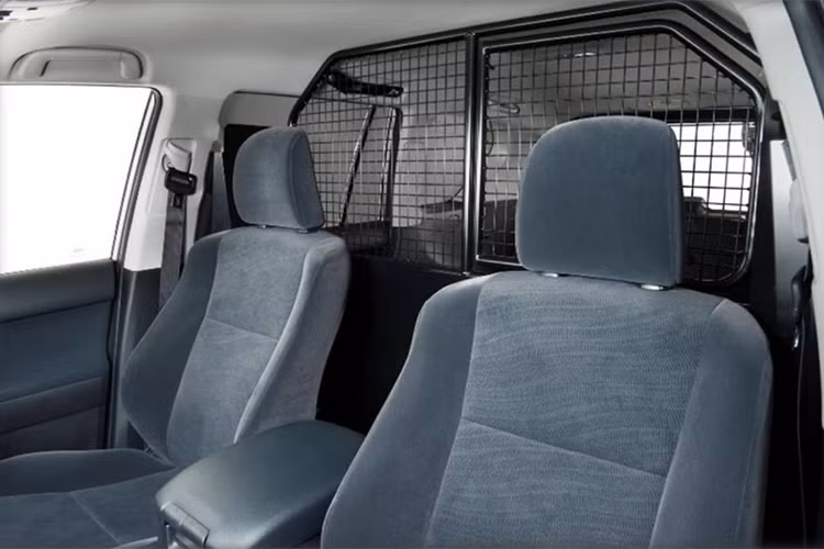 Về tiện nghi, Toyota Land Cruiser Utility Commercial không có nhiều trang bị được xem là rút gọn hơn so với phiên bản từng ra mắt tại một số thị trường. Xe được trang bị vành thép 17 inch, ghế bọc nỉ, điều hòa không khí, mở cửa không cần chìa khóa, hệ thống âm thanh 6 loa và kết nối Bluetooth.