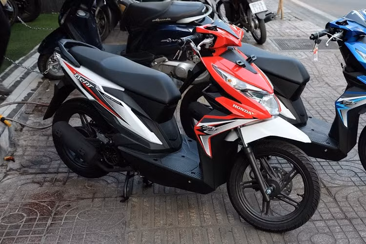 Hiện tại, giá xe Honda BeAT 110 đang bán ra tại thị trường Việt Nam theo dạng nhập khẩu không chính hãng khoảng 38 triệu đồng (chưa bao gồm thuế trước bạ và lệ phí đăng ký). Xe có hai sự lựa chọn màu sắc Xanh Dương và Đỏ tươi, khá phù hợp với giới trẻ năng động.