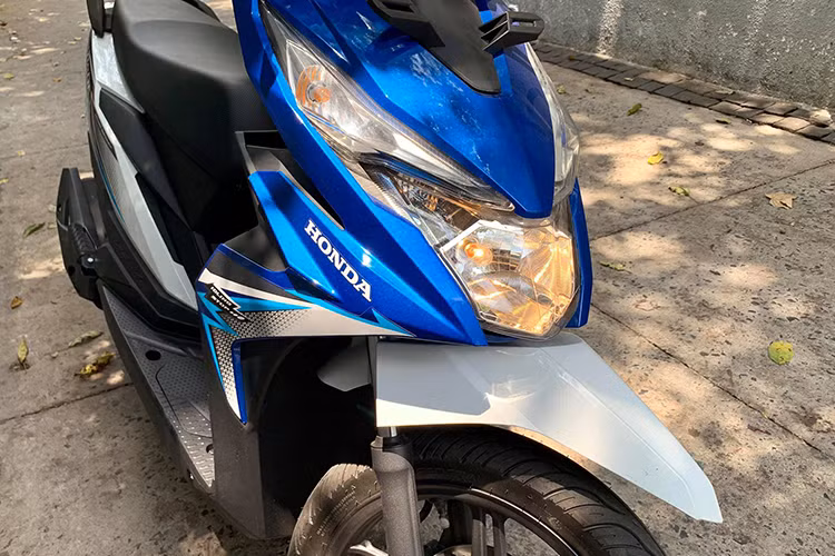 Được ra mắt tại thị trường Malaysia vào hồi tháng 1/2019, chiếc xe này là sự lựa chọn đầy cá tính cho những người trẻ có nhu cầu sử dụng xe ga. Phần đầu đèn cua xe có thiết kế hình chữ V lớn với bóng halogen. Bảng đồng hồ thể thao gọn gàng, xe có chế độ Idling tiết kiệm nhiên liệu.