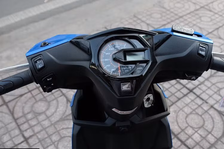 Trên mẫu xe này, đáng tiếc nó vẫn chưa được trang bị hệ thống chìa khoá thông minh smartkey cua Honda như từng xuất hiện trên hầu hết các mẫu xe tay ga tại Việt Nam hiện nay. Phía trước người lái ở được trang bị nhiều tiện ích mới mẻ như hộc để đồ, móc treo... 