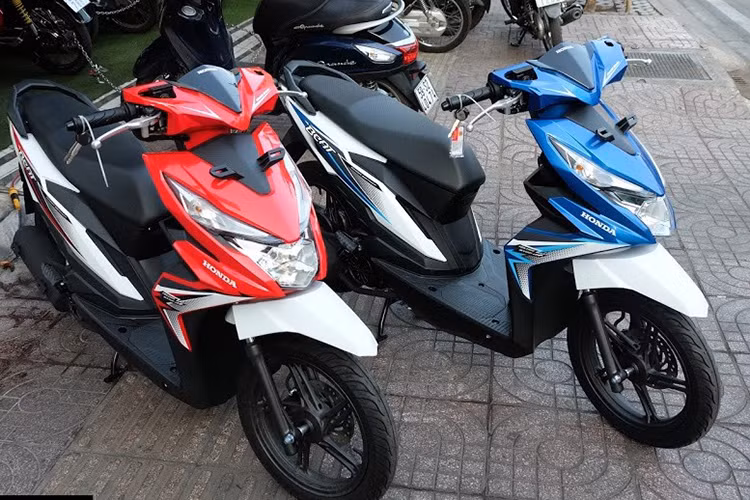 Mới đây, thị trường xe ga lại trở nên nhộn nhịp khi có sự có mặt của Honda Beat 110 2019 mới. Những chiếc xe ga cỡ nhỏ cá tính này sẽ tham gia vào phân khúc ngang hàng với Honda Vision hay là sự lựa chọn cá tính hơn "người anh em" Airblade được lắp ráp tại thị trường Việt Nam.
