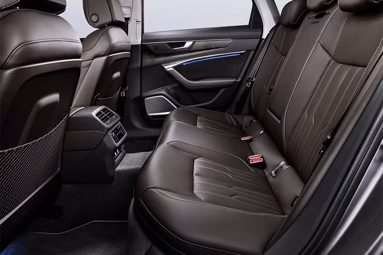 Ngoài ra, trên mẫu Audi A6 mới này - nó còn sở hữu hàng ghế trước có sưởi và massage. Audi cũng trang bị chìa khóa kết nối và 2 gói trang bị đèn ambient, giúp cho chiếc xe nổi bật và đậm dấu ấn cá nhân hơn.