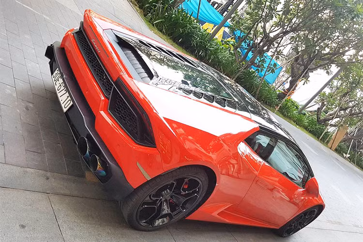 Chiếc Huracan dẫn động cầu sau này thuộc sỡ hữu của một đại gia kinh doanh đồng hồ xa xỉ ở Hà Nội. Anh sỡ hữu dàn siêu xe gồm những tên tuổi như: F12 berlinetta,Huracan LP580-2,… đáng chú ý, anh chàng này còn có chiếc Bentley Bentayga thửa giày hiệu Mansory.