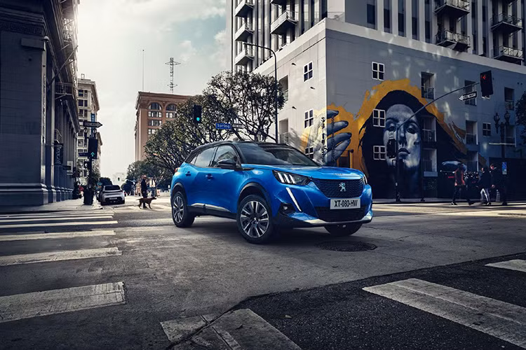 Hiện tại hãng xe Pháp chưa công bố giá bán Peugeot 2008 mới cũng như e-2008, chỉ tiết lộ rằng cả hai sẽ có mặt tại các đại lý vào cuối năm nay.