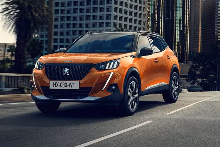 Mẫu xe Peugeot 2008 2020 mới vừa được công bố chính thức, chiếc SUV cao cấp sở hữu một phong cách quyết đoán hơn với phần đầu xe thiết kế táo bạo, nổi bật, lưới tản nhiệt nằm ngang, nhìn chung khá giống mẫu xe đàn em Peugeot 208, đặc biệt ở những dải đèn LED ở hai bên.