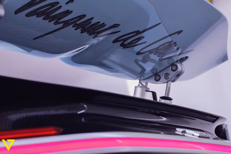 Một trong những chi tiết bắt mắt nhất của Bugatti Chiron Vainqueur de Coeur chính là viền crom chữ C ở phần thân xe cùng con số 10 đặt ngay ngắn ở đầu xe. Ngoài ra, tấm ngăn ở hốc hút gió phía trước xe cũng được bọc crom.