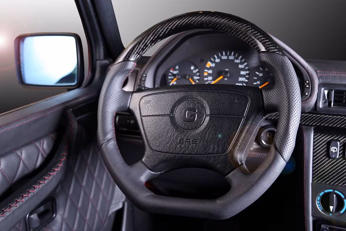 Những đặc điểm đã lưu giữ qua nhiều thế hệ trên xe, từ phiên bản 460 trước kia có thể với nhiều người đã trở nên cũ kỹ và không còn phù hợp với kiểu dáng SUV cũng đã được hãng độ làm mới lại khiến chiếc xe hiện đại và trẻ trung hơn.