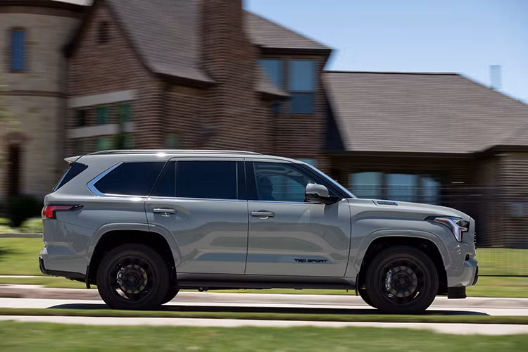 Khi về Việt Nam, mẫu xe SUV Toyota Sequoia 2024 trở thành đối thủ cùng tầm giá với với "đàn anh" Lexus LX 600 (giá từ 8,5 tỷ đồng) và xếp cao hơn một bậc khi đứng cạnh các mẫu SUV full-size hạng sang như BMW X7 (từ 5,149 tỷ đồng) và Mercedes-Benz GLS (5,249 tỷ đồng). 