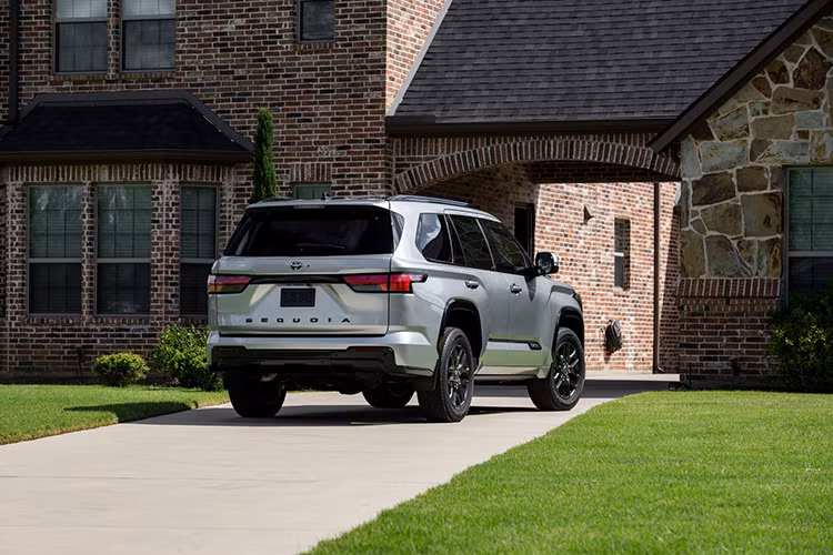 Chiều dài cơ sở của Toyota Sequoia đạt 3.099 mm. Sequoia sử dụng chung khung gầm với mẫu xe Tundra, Land Cruiser và Lexus LX với đặc tính phát huy tốt sức mạnh trên nhiều loại địa hình.