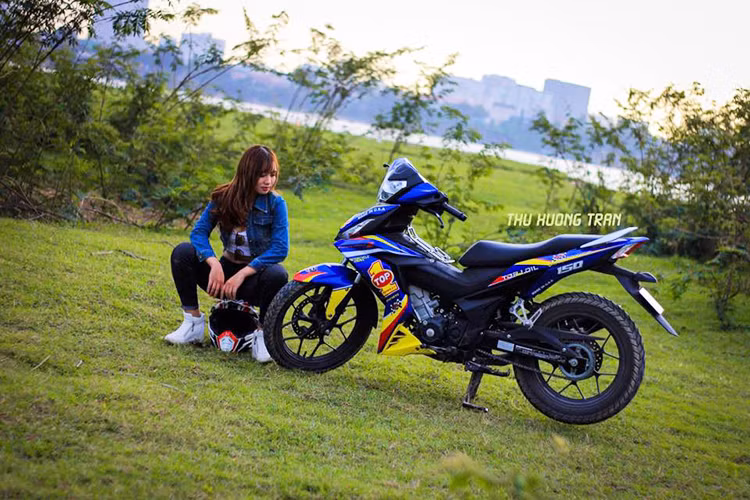 Cụm đèn hậu của Winner được tích hợp kèm với đèn xi-nhan để tạo nên thiết kế gọn gàng hơn nhiều so với các đối thủ. Tất cả các mẫu underbone 150 cc hiện nay ở Việt Nam đều có đèn xi-nhan tách rời và gắn ở dè sau.