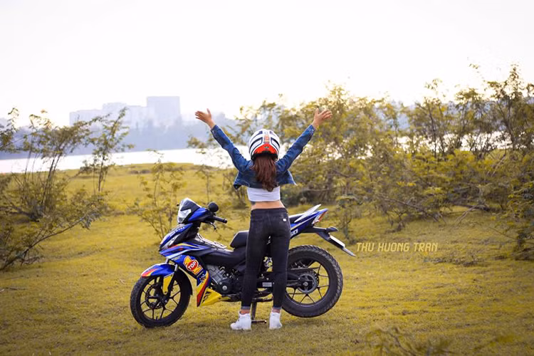 Honda Winner 150 sở hữu đồng hồ đa giác, cùng mặt nạ phía trước với biểu tượng chữ V kết hợp cùng đèn xi nhan sắc nét gợi đến hình ảnh chim ưng dũng mãnh khi săn mồi. Hơn nữa, đèn xi nhan và đèn định vị chống lóa mắt; mang lại khả năng chiếu sáng vượt trội trong đêm tối.