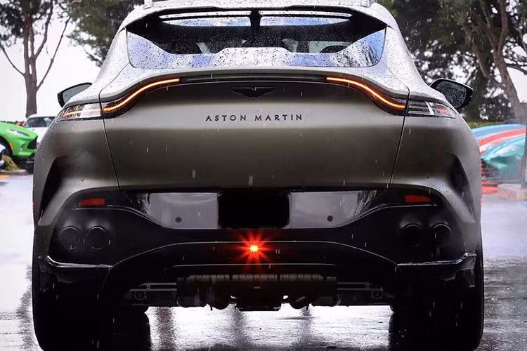Giá xe Aston Martin DBX707 2022 chính hãng đang bán ra tại Việt Nam từ 21,8 tỷ đồng, mức giá này đã có 2 lần điều chỉnh, ban đầu hãng đưa ra giá tận 23,8 tỷ đồng, sau đó hãng đưa ra giá bán 20,8 tỷ đồng và đến nay mới chốt được là từ 21,8 tỷ.