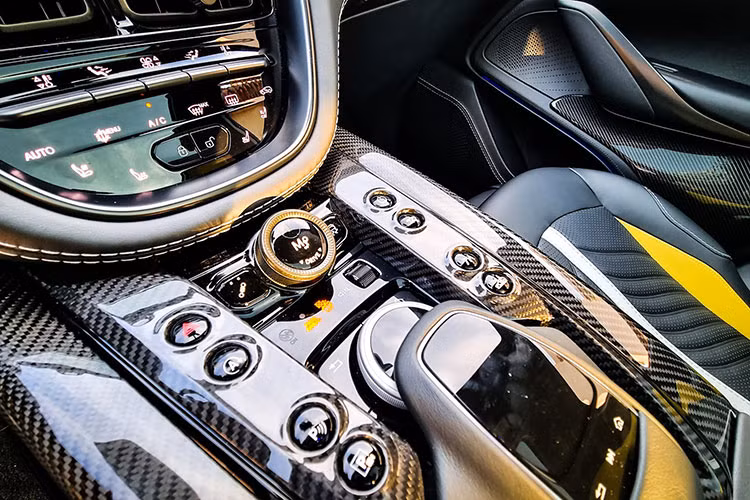 Bước vào trong cabin, Aston Martin DBX707 có bảng điều khiển trung tâm thiết kế lại với các nút bấm riêng tùy chỉnh hệ thống treo, các chế độ lái và cả hệ thống xả chủ động, giúp người dùng nhanh chóng lựa chọn các thiết lập mong muốn mà không cần đụng tới màn cảm ứng trung tâm.