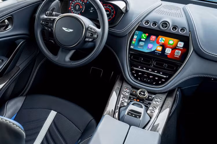 Điểm ấn tượng và thu hút nhiều nhất của Aston Martin DBX707 với các khách hàng của mình chính là việc xe được "trái tim" V8, dung tích 4.0 lít, tăng áp kép đã được nâng cấp để giúp công suất tối đa đạt 697 mã lực và mô-men xoắn cực đại 900 Nm, tăng 155 mã lực và 200 Nm so với bản tiêu chuẩn.