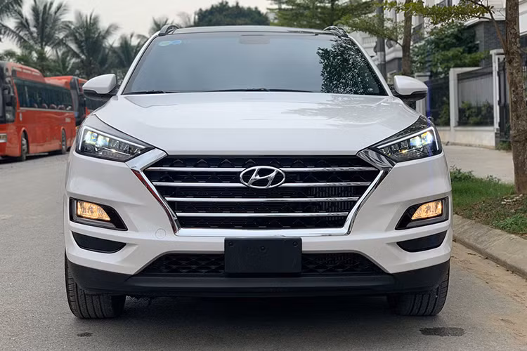 Ở thời điểm ra mắt phiên bản mới vào cuối năm 2018, Hyundai Tucson máy dầu đặc biệt 2.0D có giá bán công bố 940 triệu đồng, cao hơn cả phiên bản Turbo. Tuy nhiên hiện tại khách hàng đã có thể tiếp cận mẫu xe này với mức giá dễ chịu hơn, nhưng phải chấp nhận lấy xe sản xuất năm 2019. Đối với các mẫu sản xuất 2020 còn khá ít xe, nếu có thì đại lý sẽ bán trong tầm giá khoảng 900 triệu, giảm 40 triệu so với niêm yết. 