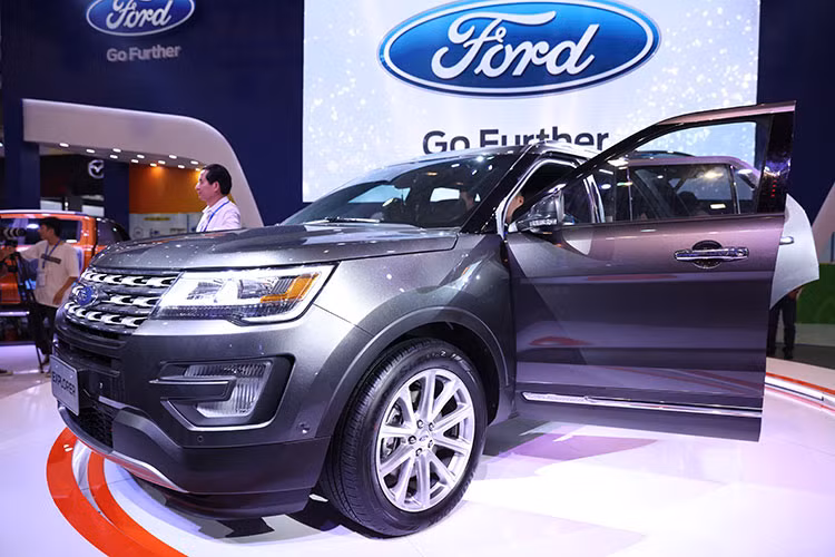 Thiết kế của Explorer hoàn toàn mới có cấu trúc khung thân của một chiếc SUV truyền thống, kiểu body-on-frame. Thay đổi dễ dàng nhận thấy trên Explorer mới chính là phần đầu xe tái thiết kế ở các chi tiết như cụm đèn pha, lưới tản nhiệt, đèn sương mù.