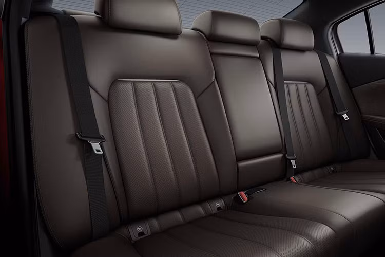Nằm bên dưới nắp capô của Mazda6 2018 tại thị trường Nhật Bản là 3 loại động cơ khác nhau. Đầu tiên là động cơ xăng Skyactiv-G 4 xi-lanh, DOHC, dung tích 2.0 lít, sản sinh công suất tối đa 165 mã lực. Sức mạnh được truyền tới cầu trước thông qua hộp số tự động 6 cấp.