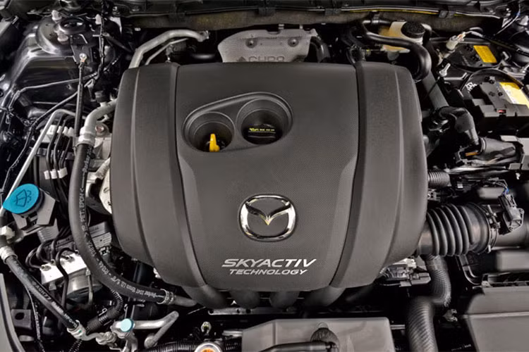 Thứ hai là động cơ diesel 4 xi-lanh, dung tích 2,2 lít mới, sản sinh công suất tối đa 190 mã lực và mô-men xoắn cực đại 450 Nm. So với động cơ cũ, máy dầu mới này mạnh hơn 15 mã lực, mô-men xoắn giảm 70 Nm.