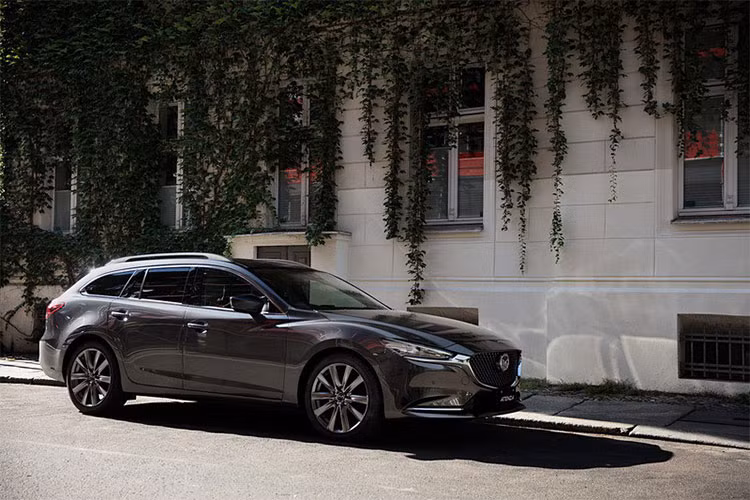 Mazda6 2018 tại Nhật Bản còn được trang bị mô-đun kiểm soát động cơ Powertrain Control Module (PCM) mới. Mô-đun này có tác dụng kiểm soát việc phun nhiên liệu chính xác hơn và giảm hạt trong khí thải. Phiên bản 2.5L có công nghệ ngắt xi-lanh nhưng thiếu hệ thống tái sinh năng lượng phanh i-Eloop và không có động cơ tăng áp như bản Mỹ.