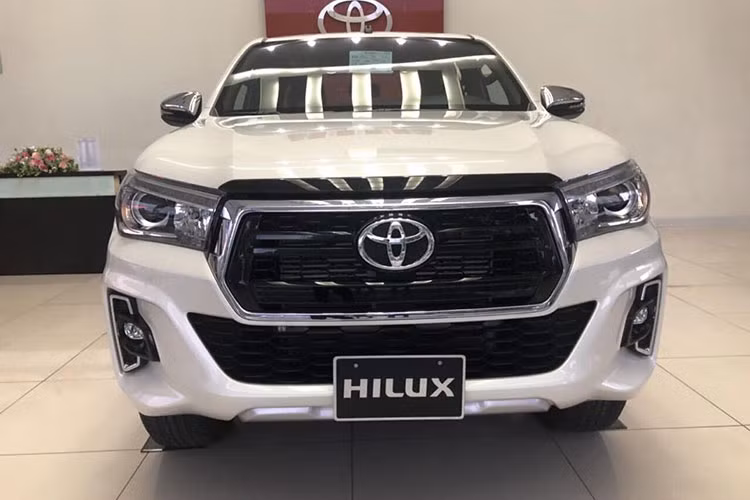Toyota Hilux bản cao cấp 2018 vẫn có kích thước tổng thể dài x rộng x cao: 5.330 x 1.855 x 1.815 (mm), chiều dài cơ sở 3.085 mm. Khoảng sáng gầm 310 mm, bán kính quay đầu xe 6,4 m. Theo đánh giá, Hilux bản nâng cấp mới này sở hữu vóc dáng bề thế, vạm vỡ rất thích hợp với những khách hàng yêu thích vẻ đẹp cơ bắp, mạnh mẽ.
