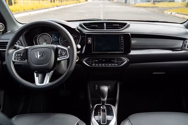 Cabin Honda BR-V 2023 có thiết kế khá giống Honda CR-V cũ với màn hình 7 inch ở trung tâm. Xe cũng được bố trí 3 hàng ghế với 7 chỗ ngồi, thế nhưng hàng ghế cuối không thực sự rộng rãi, chỉ hợp dành cho trẻ em.