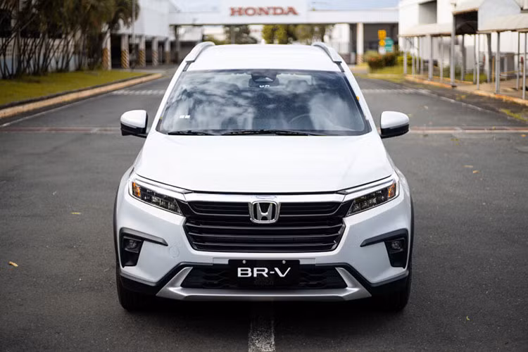Theo thông tin được hé lộ, Honda BR-V sắp bán tại Việt Nam sẽ được nhập khẩu từ Indonesia với 2 phiên bản gồm L và G. Cả hai phiên bản này đều dùng chung khối động cơ 1.5L MPI đi kèm hộp số tự động vô cấp CVT. Đặc biệt, xe sẽ có hệ thống lái phù hợp với điều kiện tham gia giao thông tại Việt Nam (tay lái bên trái).