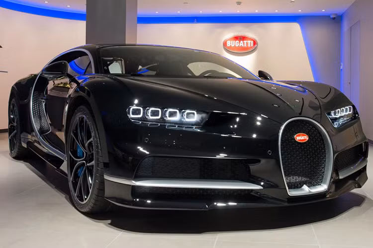 Chiron được trang bị hàng tá công nghệ hỗ trợ mà không nhiều siêu xe có ở thời điểm này – đây là chiếc hypercar mạnh nhất mới được sản xuất hàng loạt gần đây. Nó sẽ có trách nhiệm kế nhiệm "ông hoàng tốc độ" Veyron trước đây để tiếp tục lập ra những kỷ lục mới trong thế giới siêu xe.