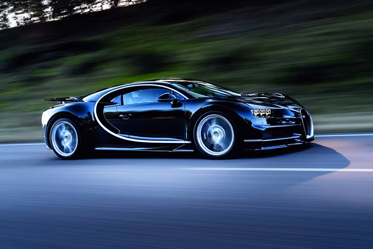 Đại diện của hãng siêu xe Bugatti cũng cho biết, công suất tối đa của hãng siêu xe này chỉ đạt được 70 chiếc xuất xưởng mỗi năm. Điều đó có nghĩa là khách hàng đặt mua siêu xe Chiron phải chờ đợi khá lâu, từ ít nhất 2 năm đến 4 năm hoặc lâu hơn mới có thể nhận được chiếc xe của mình.