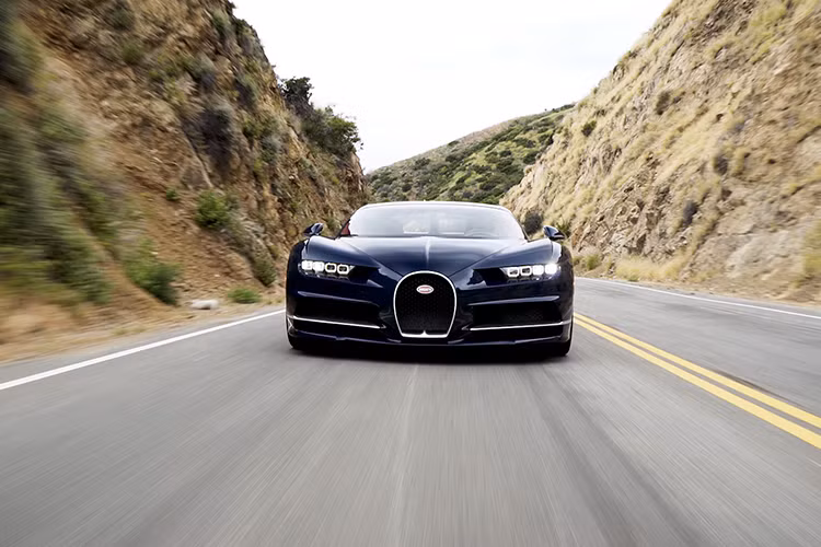Hãng siêu xe nước Pháp sẽ chỉ sản xuất tổng cộng 500 siêu xe Bugatti Chiron với mức giá được đề xuất khoảng 3 triệu đô la/chiếc và hiện tại đã nhận được đơn đặt hàng cho hơn một nửa số xe này. Vấn đề là ở chỗ siêu xe Chiron được sản xuất thủ công chứ không chế tạo trên băng chuyền nên năng suất của nó khá thấp.