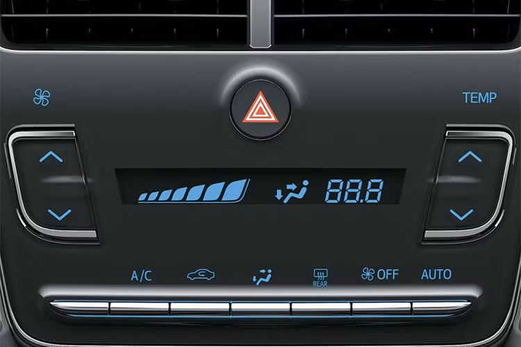 Ngoài ra chiếc xe cỡ nhỏ này còn được hãng xe ôtô Toyota trang bị hệ thống ổn định thân xe VSC, hỗ trợ leo dốc HSA và 7 túi khí trong khoang lái.
