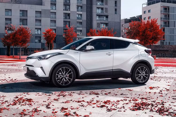 Là bản cơ sở nhưng C-HR LE không bị cắt giảm các tính năng an toàn, chiếc xe vẫn sở hữu gói Toyota Safety Sense P bao gồm hệ thống phanh khẩn cấp tự động, cảnh báo chệch làn đường, đèn pha chiếu sáng tự động và điều khiển hành trình chủ động.