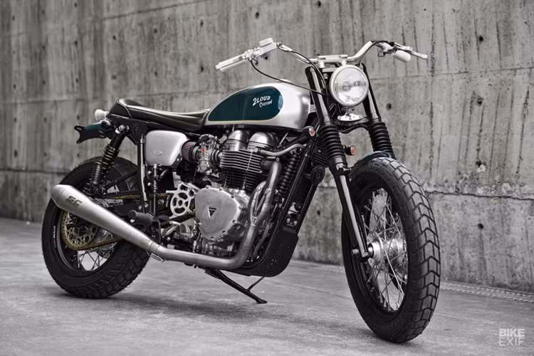Chiếc xe môtô Triumph Bonneville vốn đã mang đậm đặc tính và chất cổ điển, mạnh mẽ và đầy nam tính của hãng xe đến từ Anh Quốc. Nó là niềm mơ ước của biết bao những biker mê xe cổ trên toàn thế giới bởi hình dáng không thể lẫn vào đâu cùng cỗ máy hoạt động êm ái nhưng vẫn mạnh mẽ và đầy lôi cuốn.