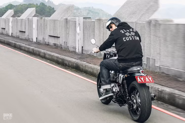 Như vậy, bản độ từ Triumph Bonneville của xưởng độ 2LOUD đã giữ đúng được tinh thần thiết kế và độ xe của xưởng. Cho chiếc xe cổ điển hình hài mới thanh thoát và hữu dụng hơn với những thay đổi tưởng chừng đơn giản mà đầy hiệu quả.