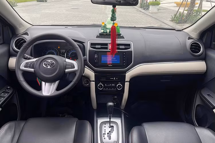 Tiện nghi ở Toyota Rush không quá ấn tượng, đa số các tính năng trên đều điều khiển bằng cơ khí như ghế lái và ghế phụ chỉnh tay. Xe không có bệ tỳ tay trung tâm khiến cho người lái sẽ khá mỏi khi đi đường dài. Phím bấm tích hợp trên vô lăng điều khiển các tác vụ cơ bản, xe không có kiểm soát hành trình trong khi Xpander đã có trang bị này từ năm 2018. 