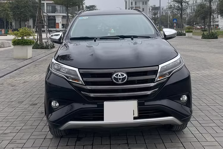 Giá xe Toyota Rush đời 2020 hiện nay dao động trong khoảng 525-535, cao hơn một chút so với Mitsubishi Xpander cùng đời (522-530 triệu). Phải biết rằng ở thời điểm mới ra mắt, Rush niêm yết ở mức 668 triệu đồng, còn Mitsubishi Expander chỉ 630 triệu đồng. Rõ ràng Xpander giữ giá tốt hơn và được ưa chuộng hơn, nhưng Rush cũng được lòng một bộ phận người dùng. 
