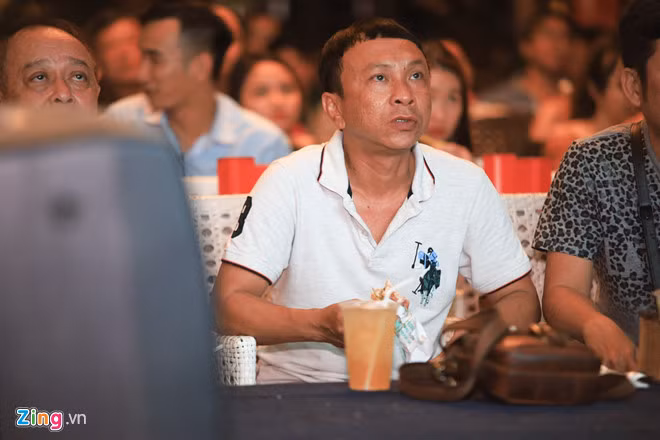 Diễn viên Lý Hùng, Tấn Beo và nhiều nghệ sĩ vỡ òa khi Duy Mạnh ghi bàn - Hình 6 Dien vien Ly Hung, Tan Beo va nhieu nghe si vo oa khi Duy Manh ghi ban-Hinh-6