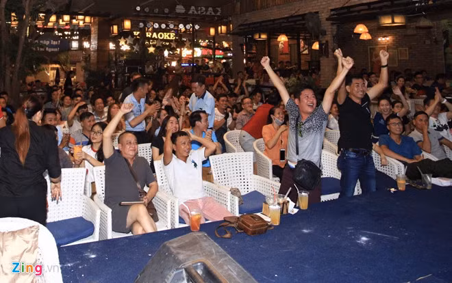 Diễn viên Lý Hùng, Tấn Beo và nhiều nghệ sĩ vỡ òa khi Duy Mạnh ghi bàn - Hình 7 Dien vien Ly Hung, Tan Beo va nhieu nghe si vo oa khi Duy Manh ghi ban-Hinh-7