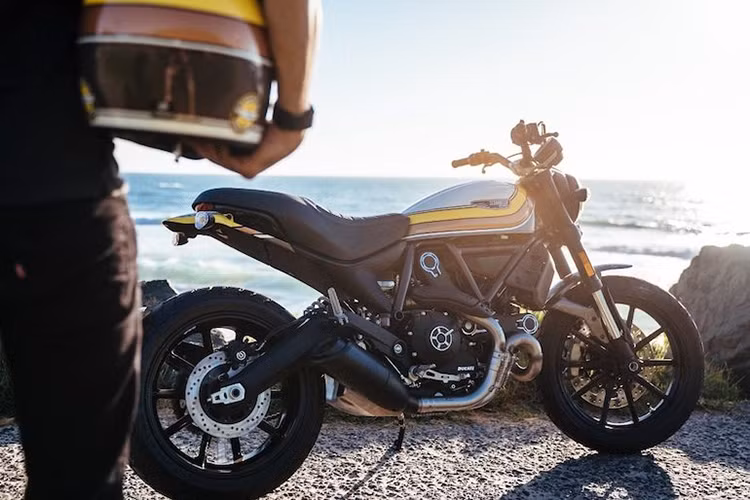 Theo đại diện Ducati cho biết, cảm hứng thiết kế của phiên bản Scrambler 2.0 này bắt nguồn từ dòng Ducati Mach 1 250 ra đời trong thập niên '60. Cái tên Mach bắt nguồn từ đại lượng vật lý đo tỷ số giữa vận tốc chuyển động của vật thể và vận tốc âm thanh trong một môi trường nhất định.