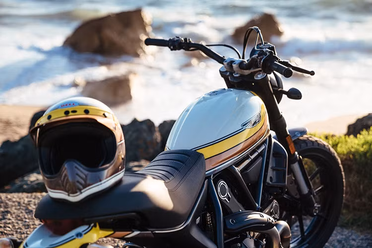 Hiện mẫu xe môtô Scrambler Mach 2.0 phiên bản 2018 đã được hãng xe máy Ducati bày bán trên thị trường Thế giới vào tháng 7/2017 vừa qua với giá 10.528 USD (tương đương 239 triệu đồng).