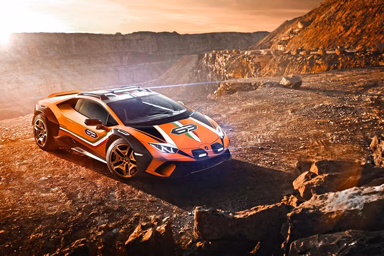 Nội thất của siêu xe địa hình Lamborghini Huracan Sterrato đã được tăng cường với tấm ốp chống ngập bằng nhôm, ghế ngồi thể thao carbon bi-shell, dây đai an toàn 4 điểm và một khung chống lật bằng titan trọng lượng nhẹ. Công suất của xe đến từ một động cơ hút khí tự nhiên V10 dung tích 5.2 lít tương tự Huracan Evo, sản sinh 631 mã lực.
