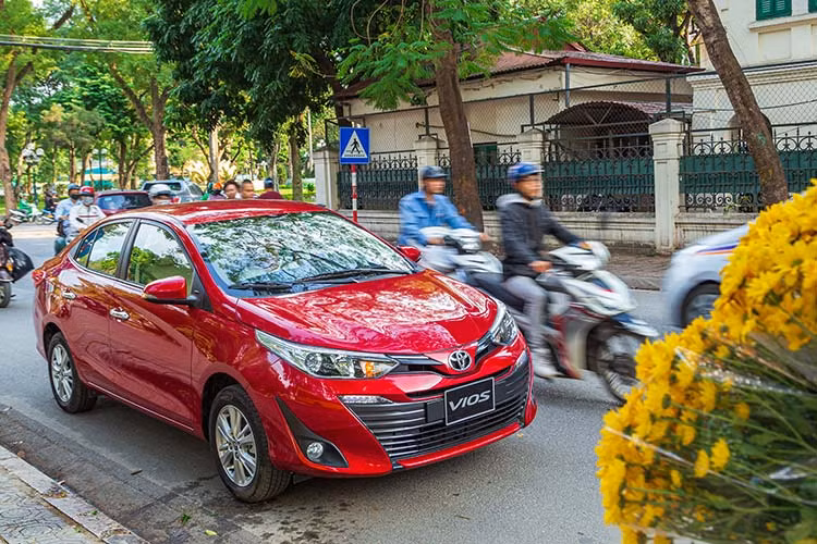 Về ngoại hình, xe vẫn sở hữu kích thước dài x rộng x cao lần lượt là 4.425 x 1.730 x 1.475 mm, dài hơn 15 mm, rộng hơn 30 mm và thấp hơn 1mm, chiều dài cơ sở giữ nguyên ở mức 2.550 mm. Khoảng sáng gầm 133 mm, và dung tích bình xăng 42 lít, giống với đời cũ. Xe nặng 1.110 kg.