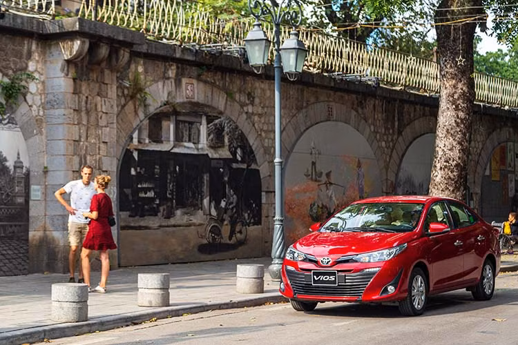 Ở phần đầu của Toyota Vios 2020 mới dạng hẹp được đẩy sang 2 bên gắn liền với hệ thống lưới tản nhiệt tạo cảm giác rộng rãi hơn cho phần đầu xe. Lưới tản nhiệt bên dưới trải đều về hai phía với những thanh nan cá tính, tạo sự năng động. Cụm đèn hậu phía sau của xe cũng dùng công nghệ LED, thiết kế điệu đà hơn trước đây, cản sau thiết kế lớn và mạnh mẽ.