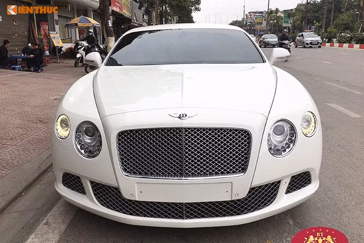 Về chiếc Bentley Continental GT Speed W12 mà diễn viên Việt Anh mới tậu, thì đây là một trong những mẫu xe sang thể thao 2 cửa mạnh mẽ nhất tại Việt nam hiện nay. Mẫu xe này thuộc phiên bản 2015 được nhập khẩu về Hà Nội bởi một nhà nhập khẩu tư nhân không chính hãng.