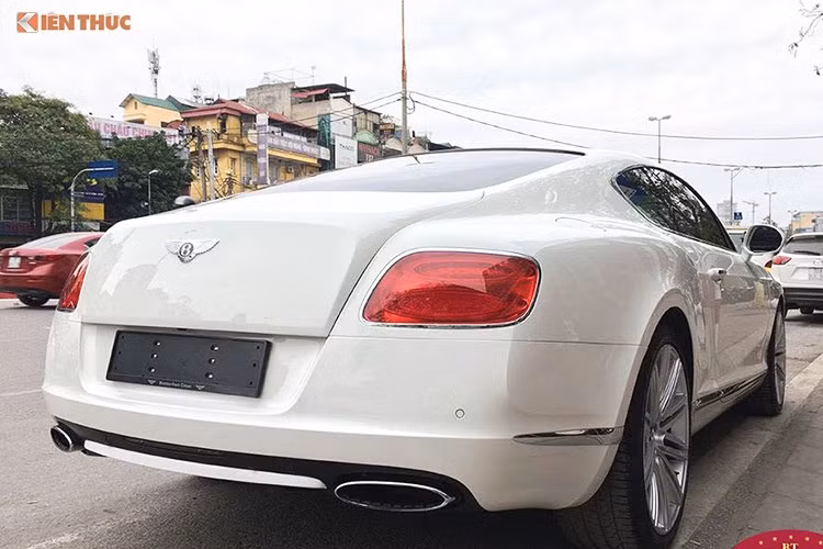 Về ngoại hình, Bentley Continental GT Speed rộng hơn 41mm ở phía trước và 48mm phía sau so với phiên bản từng được ra mắt trước đó. Trọng lượng tổng thể của chiếc xe là 2.320 kg. Hệ thống đèn pha trước hình oval cũng lớn hơn và kéo xuống gần cản trước.
