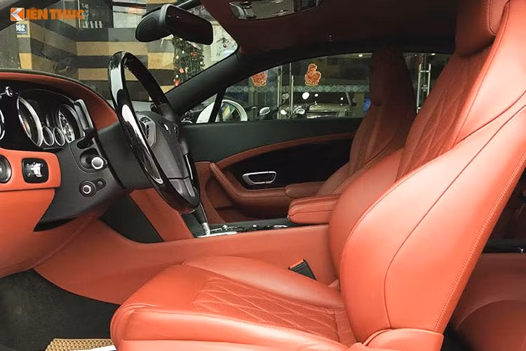 Mẫu siêu xe sang Bentley Continental GT Speed sở hữu khối động cơ W12 được lắp ráp hoàn toàn thủ công trong với dung tích 6.0 lít công suất 626 mã lực và mô-men xoắn cực đại là 820Nm. Sức mạnh này được chuyển hóa qua hộp số tự động ZF 8 cấp đến 4 bánh xe Pirelli P Zeros kích thước 275/35ZR-21.