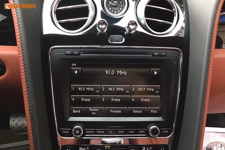 Ngoài ra GT Speed còn được trang bị ghế lái chỉnh điện 10 hướng, ghế hành khách chỉnh điện 8 hướng và bộ nhớ 3 vị trí cho cả 2 ghế trước, hệ thống khởi động bằng nút bấm, phanh tay điện tử, hệ thống điều hòa tự động 2 vùng khí hậu với chức năng lọc không khí, cánh gió sau liền với thân xe và có thể điều chỉnh lên xuống bằng điện.