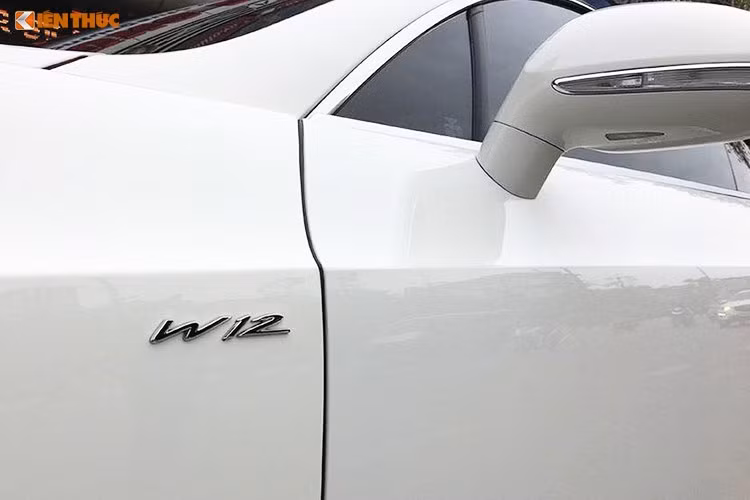 Mặc dù nằm ở phân khúc thể thao, Bentley Continental GT Speed vẫn giữ nét quyến rũ đặc trưng của thương hiệu xe siêu sang Anh quốc. Từ ngôn ngữ thiết kế mềm mại trên thế hệ trước, phiên bản này chuyển sang những đường nét vuông vắn, cứng cáp chạy dọc thân xe và cụm đèn hậu.